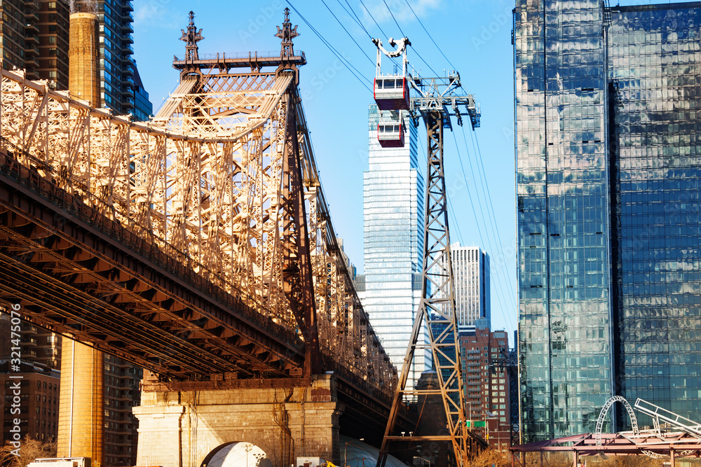 罗斯福岛有轨电车系统和东里跨纽约建筑的Ed Koch Queensboro大桥