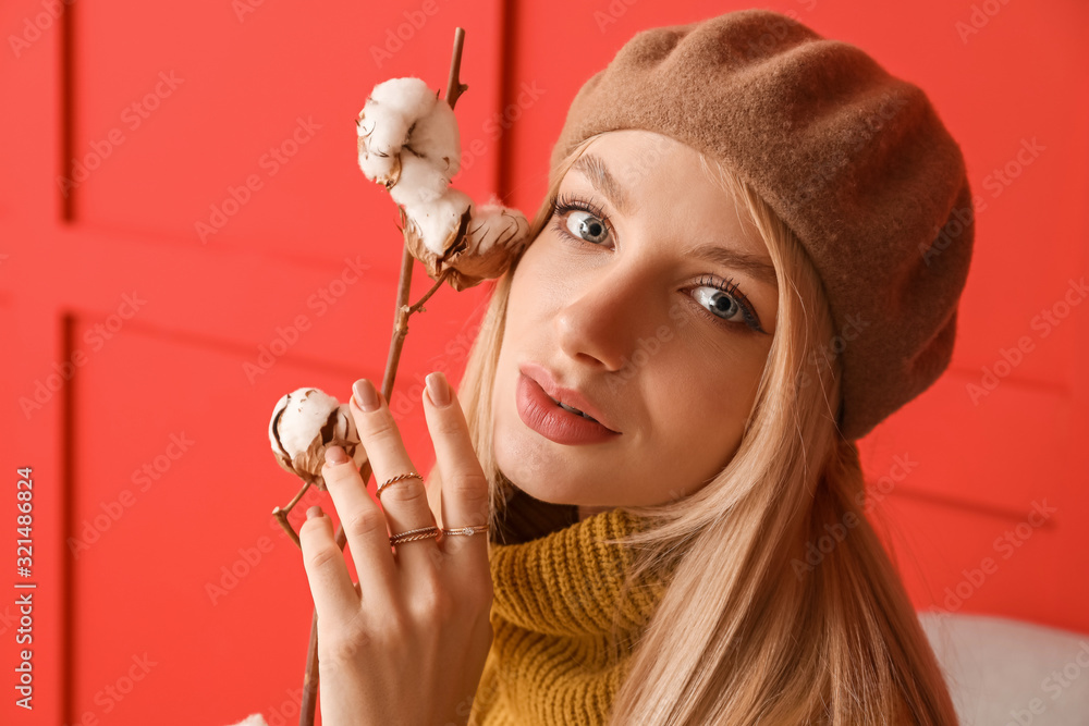 彩色背景上有棉花花的年轻女人