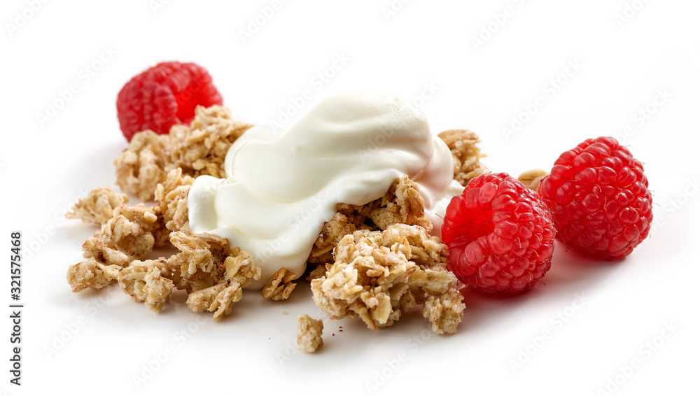 muesli with raspberries an yogurt