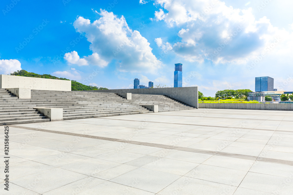 空旷的广场层和深圳城市的建筑风光，中国。