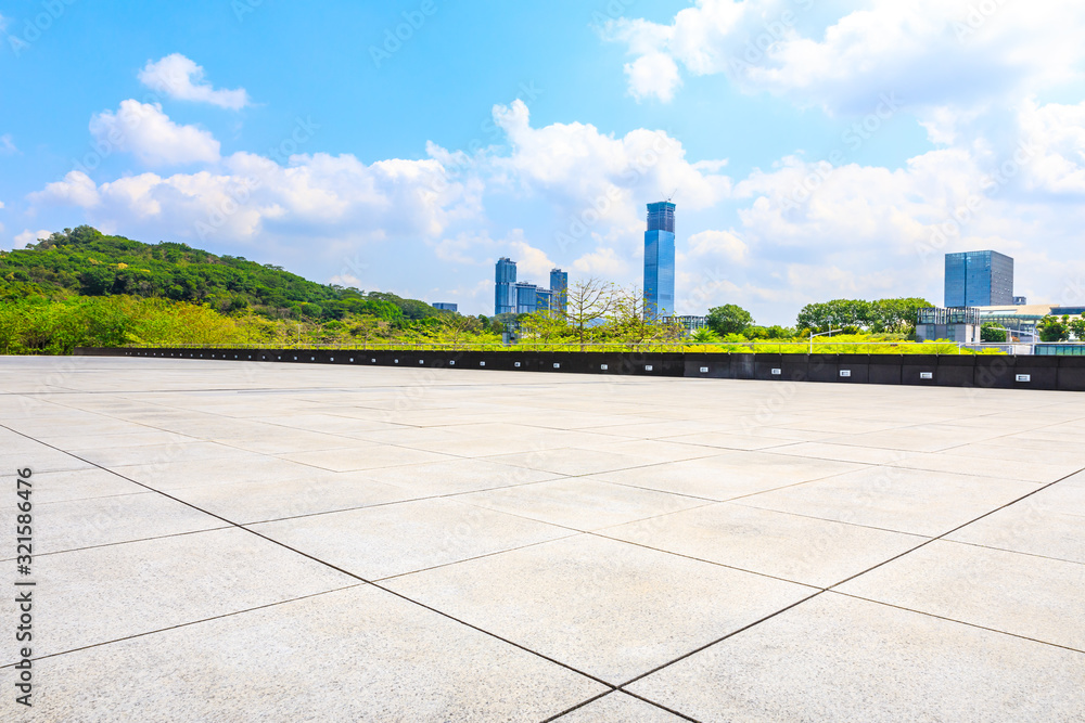 空旷的广场层和深圳城市的建筑风光，中国。