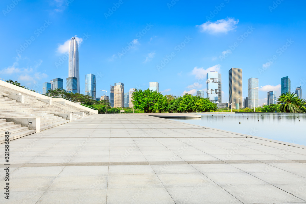 空旷的广场层和深圳城市的建筑风光，中国。