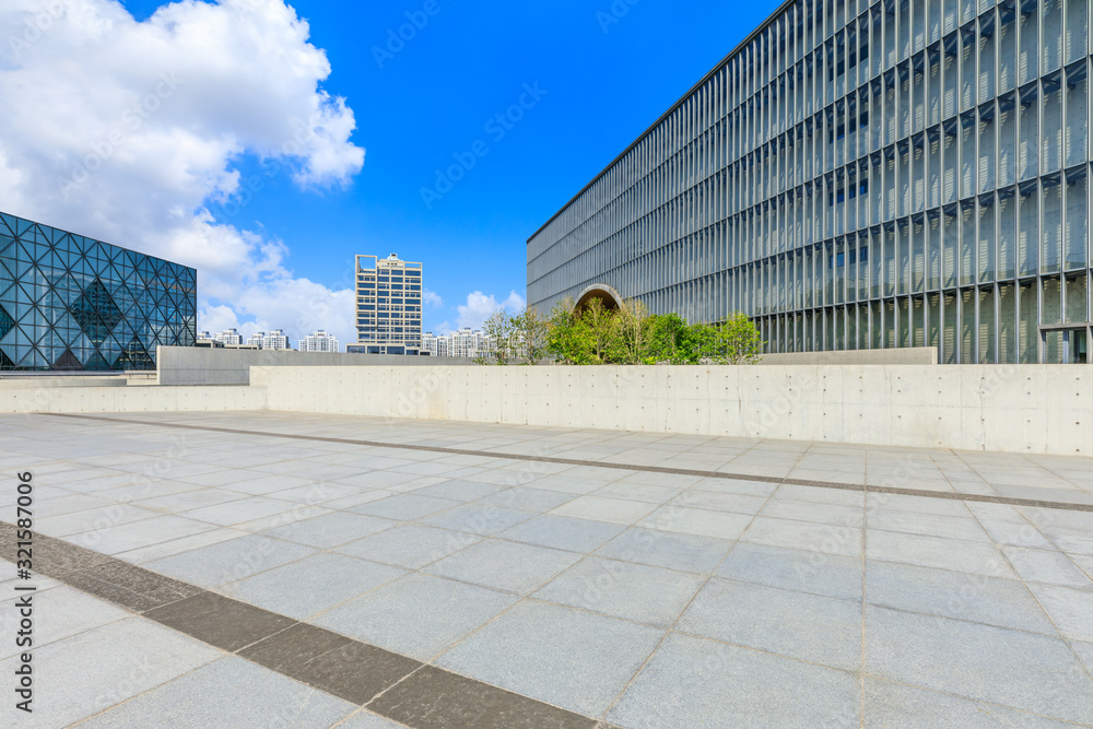 空荡荡的广场层和有建筑的上海城市天际线，中国。