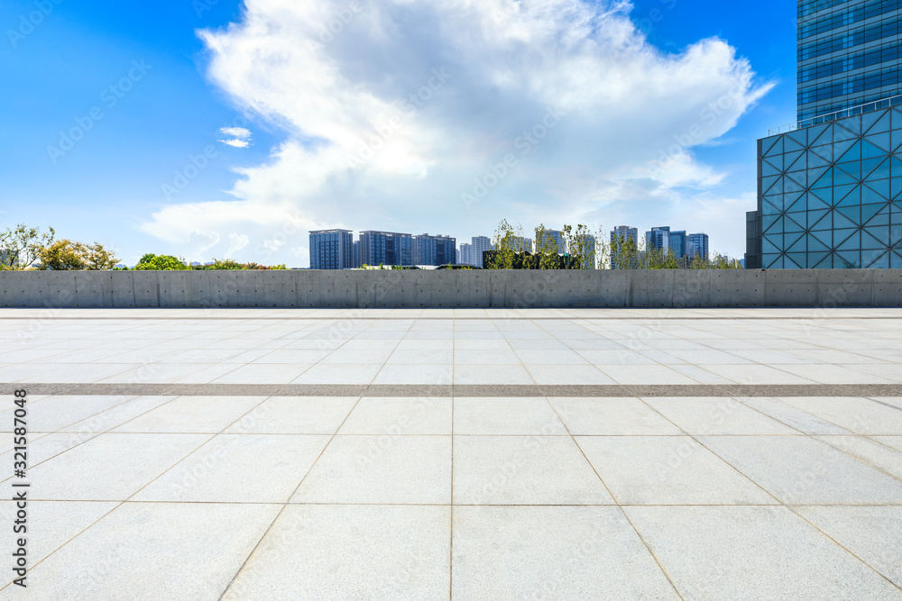 中国，空旷的广场和上海城市天际线。