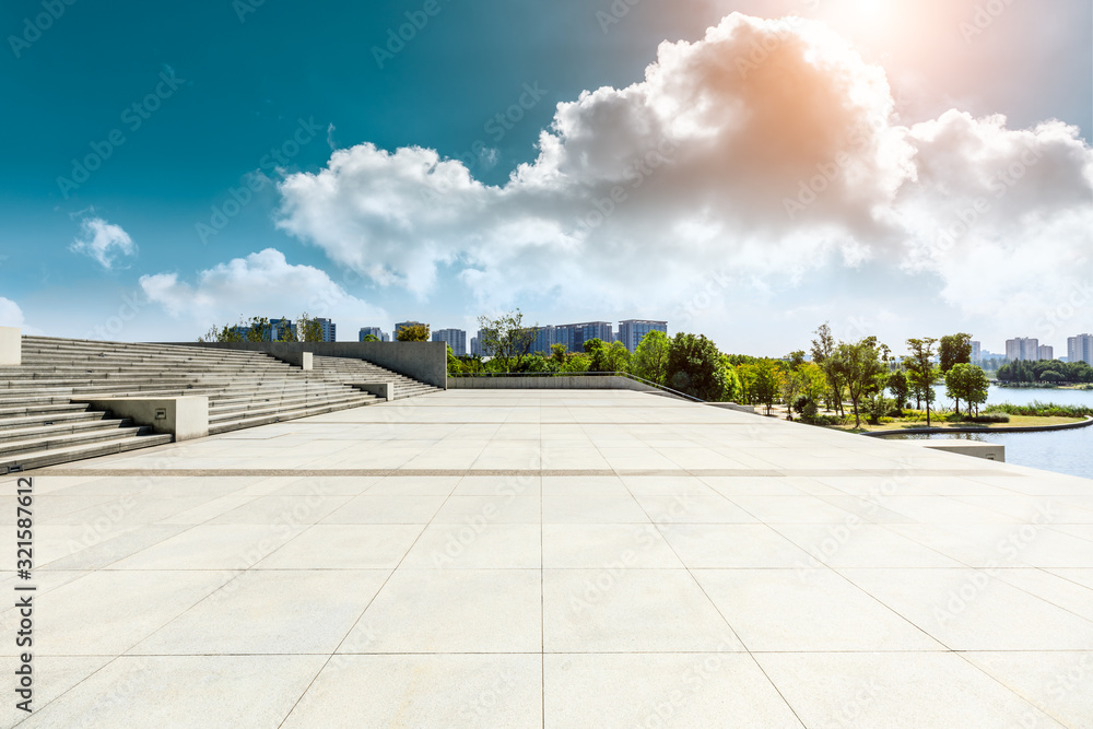 蓝天下的空广场和建筑