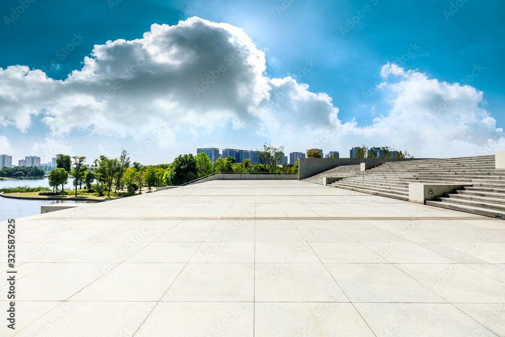 蓝天下的空广场和建筑