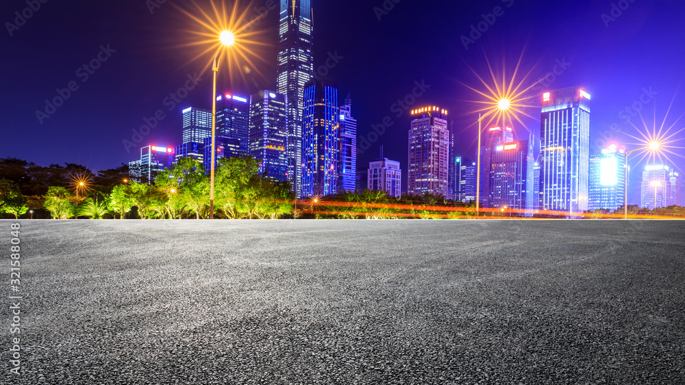 空旷的柏油路和夜晚的深圳城市建筑风光，中国。