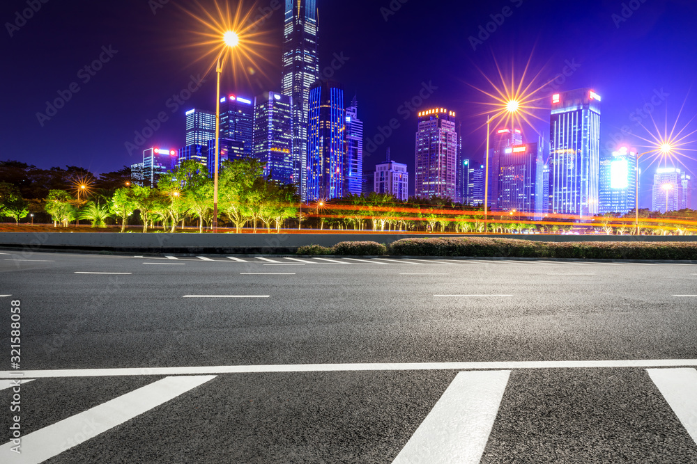 空旷的柏油路和夜晚的深圳城市建筑风光，中国。