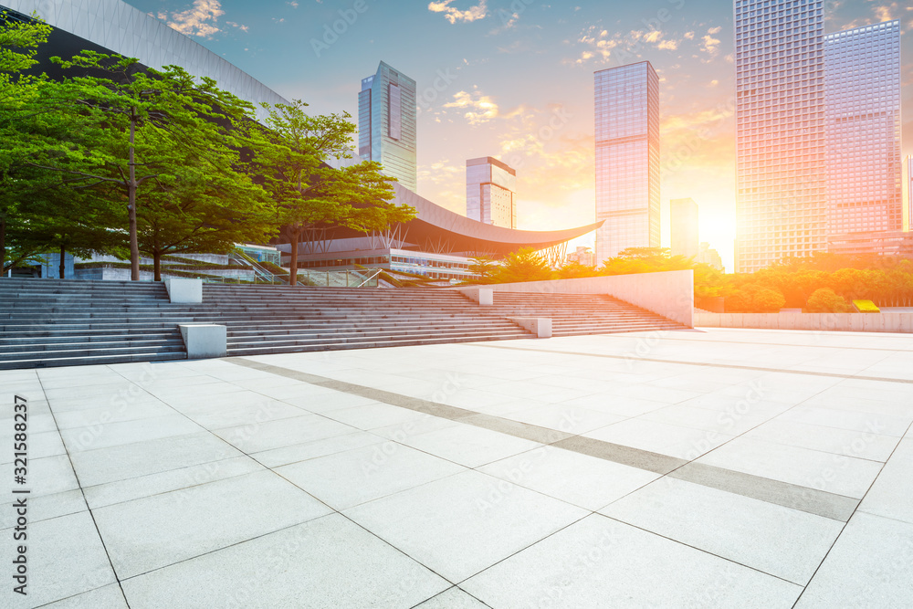 空旷的广场层和深圳城市的建筑风光，中国。