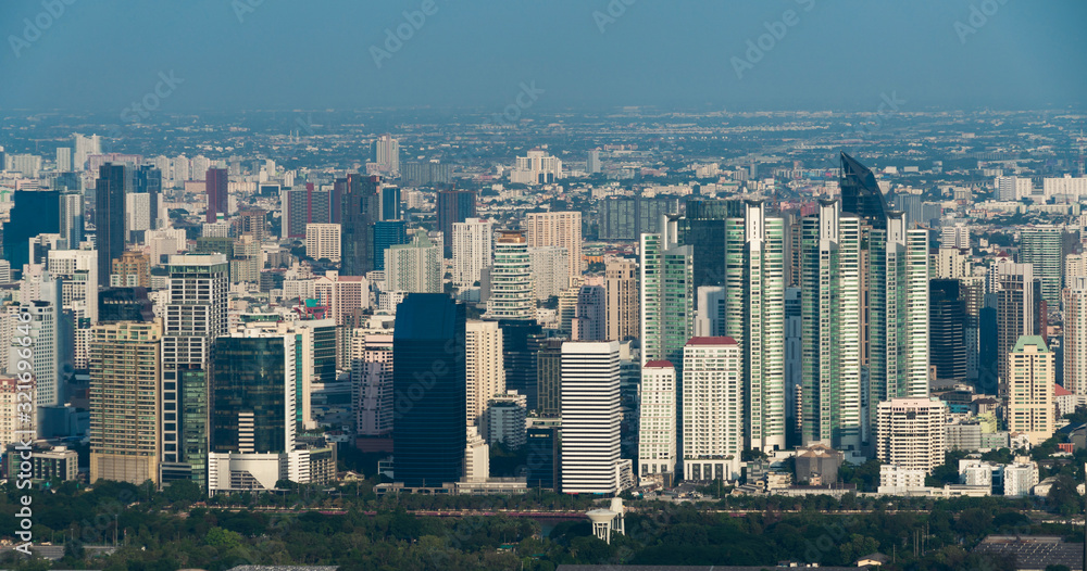 泰国曼谷市的城市景观和天际线。曼谷是最大的城市，也是最热门的旅游城市