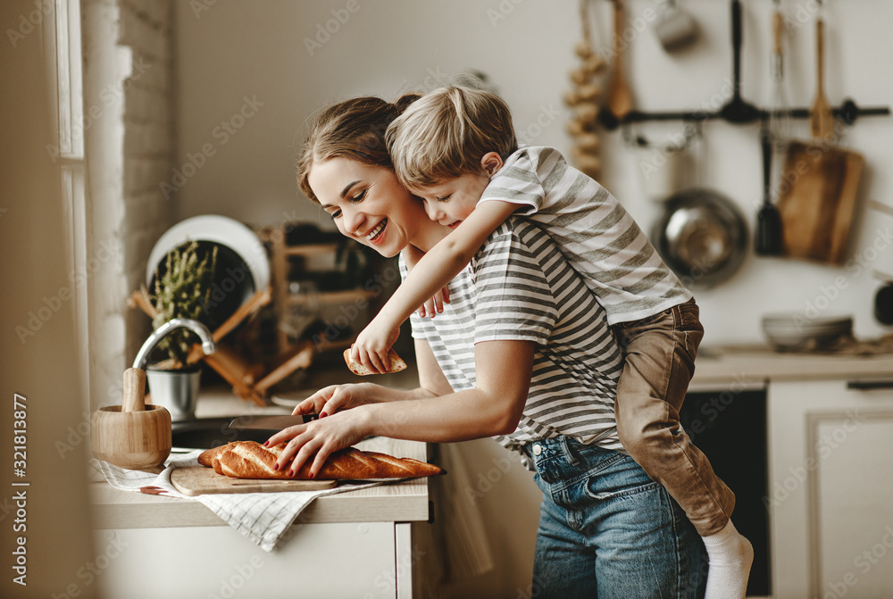 准备家庭早餐。母子俩早上切面包。