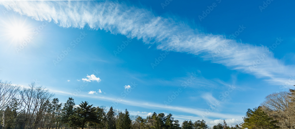 冬の澄んだ青空と雲