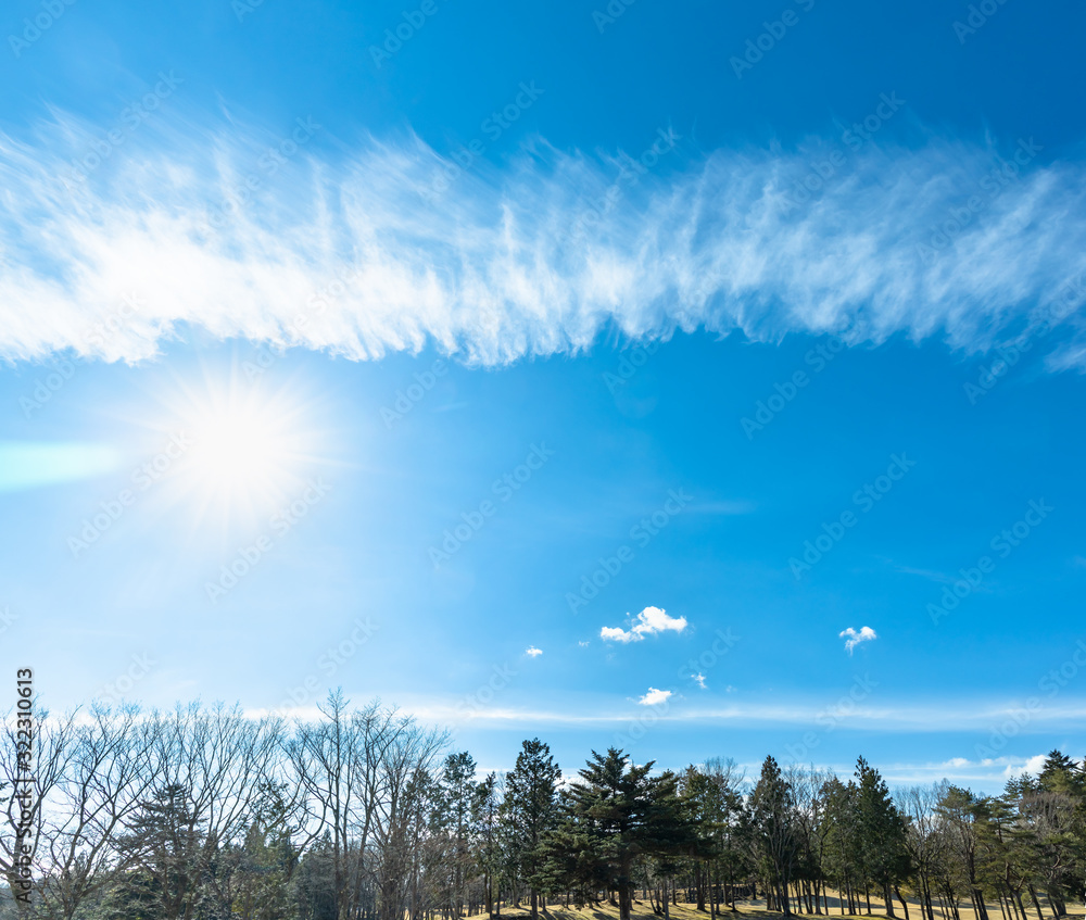 冬の澄んだ青空と雲