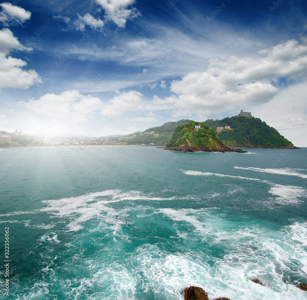 海浪冲击海湾岩石