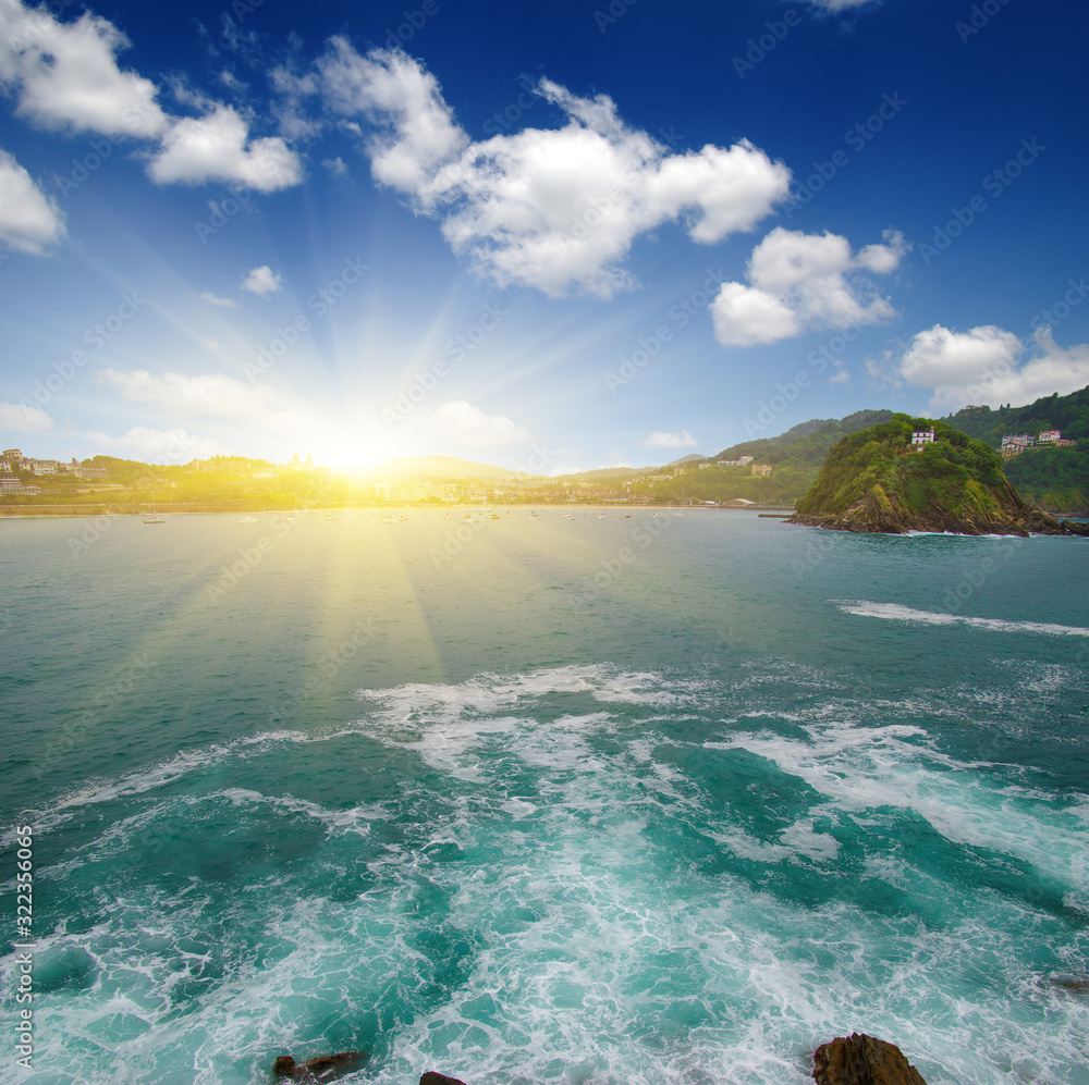 海浪冲击海湾岩石