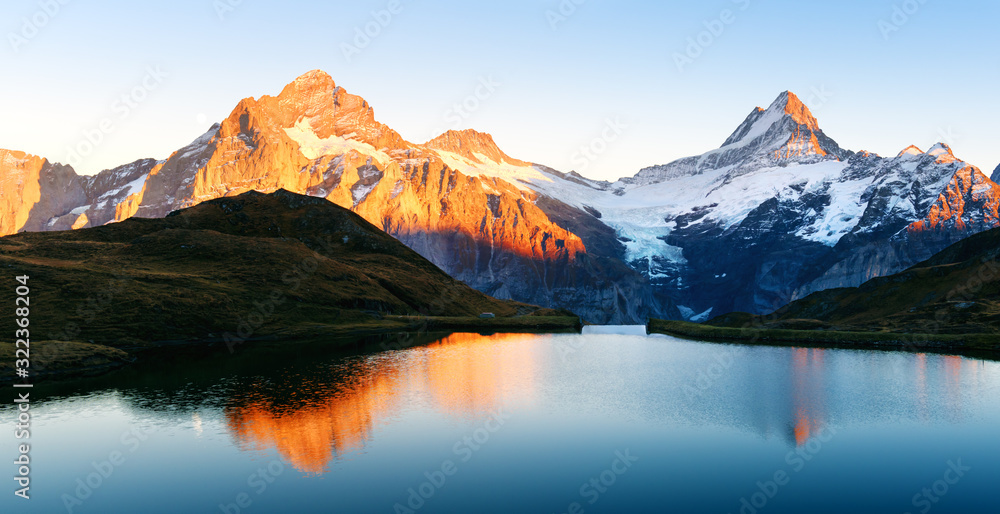 Bachalpsee湖，瑞士阿尔卑斯山脉倒影。背景是闪闪发光的雪峰。Grindelow