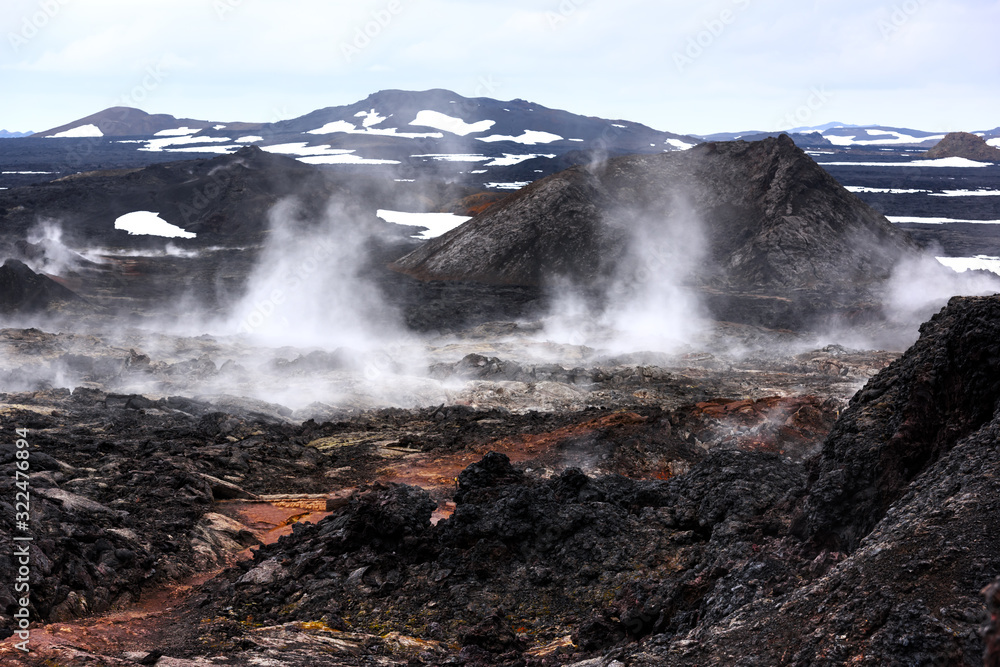 冰岛克拉弗拉火山附近Leirhnjukur地热谷的Reeky熔岩田。景观照片