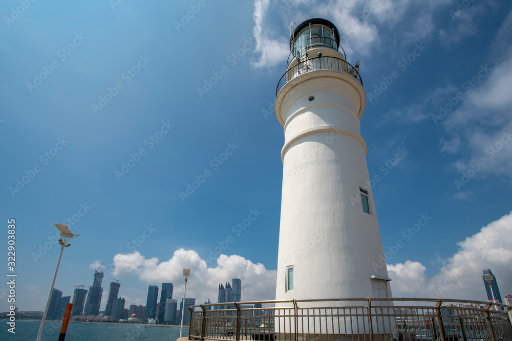 青岛海岸线白色灯塔和美丽的建筑景观