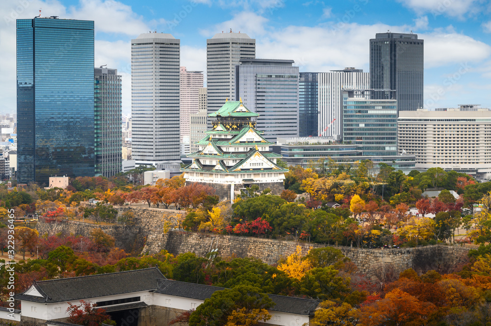 日本大阪秋季带日式花园和城市办公楼摩天大楼的大阪城堡