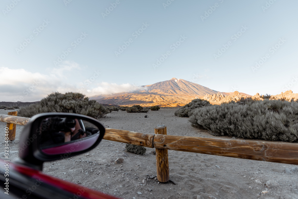 美丽的沙漠景观，背景是火山，从车窗观看