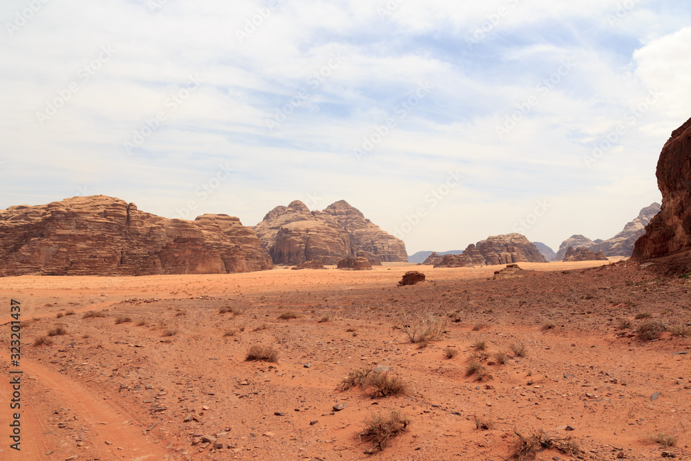 Wadi Rum沙漠全景，有沙丘、山脉和沙子，看起来像约旦的火星表面