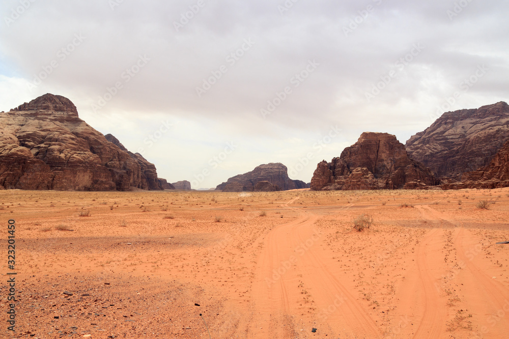 Wadi Rum沙漠全景，有沙丘、山脉和沙子，看起来像约旦的火星表面