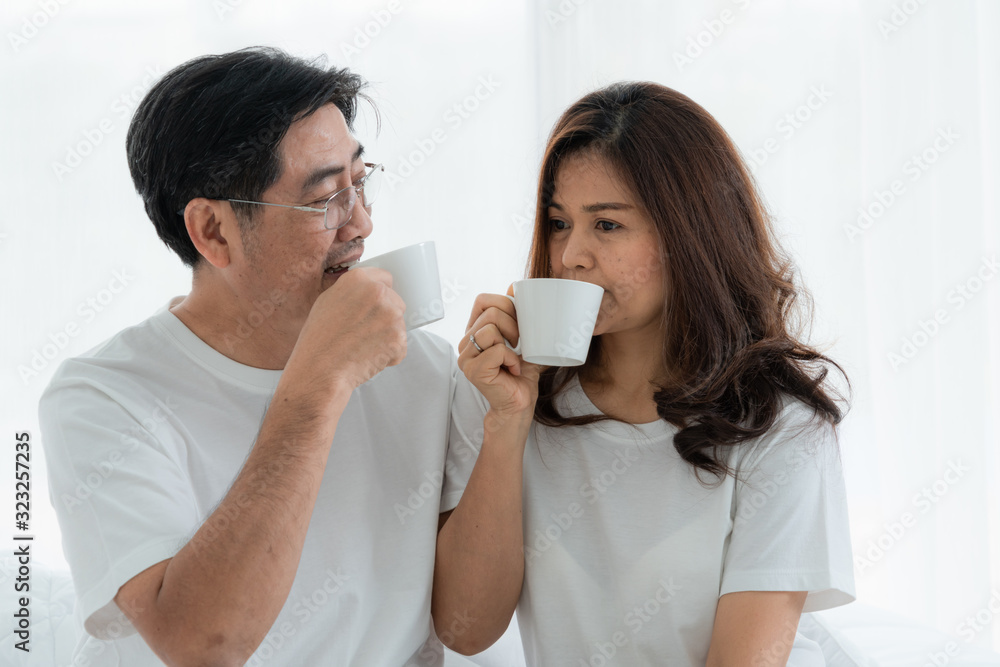 幸福的亚洲老年夫妇在家度过美好时光。老年人退休，健康的老年人