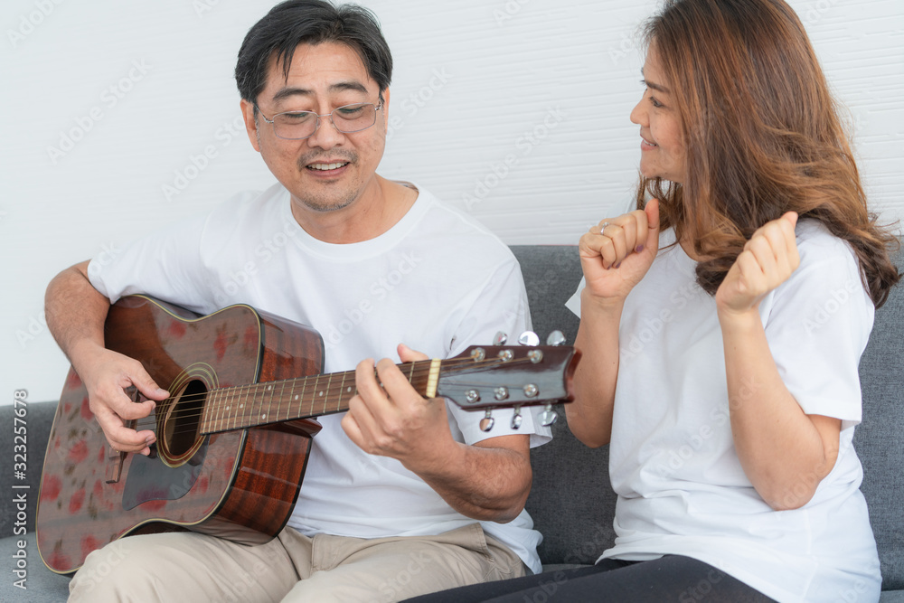 幸福的亚洲老年夫妇在家度过美好时光。老年人退休，健康的老年人