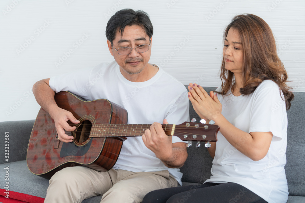 幸福的亚洲老年夫妇在家度过美好时光。老年人退休，健康的老年人