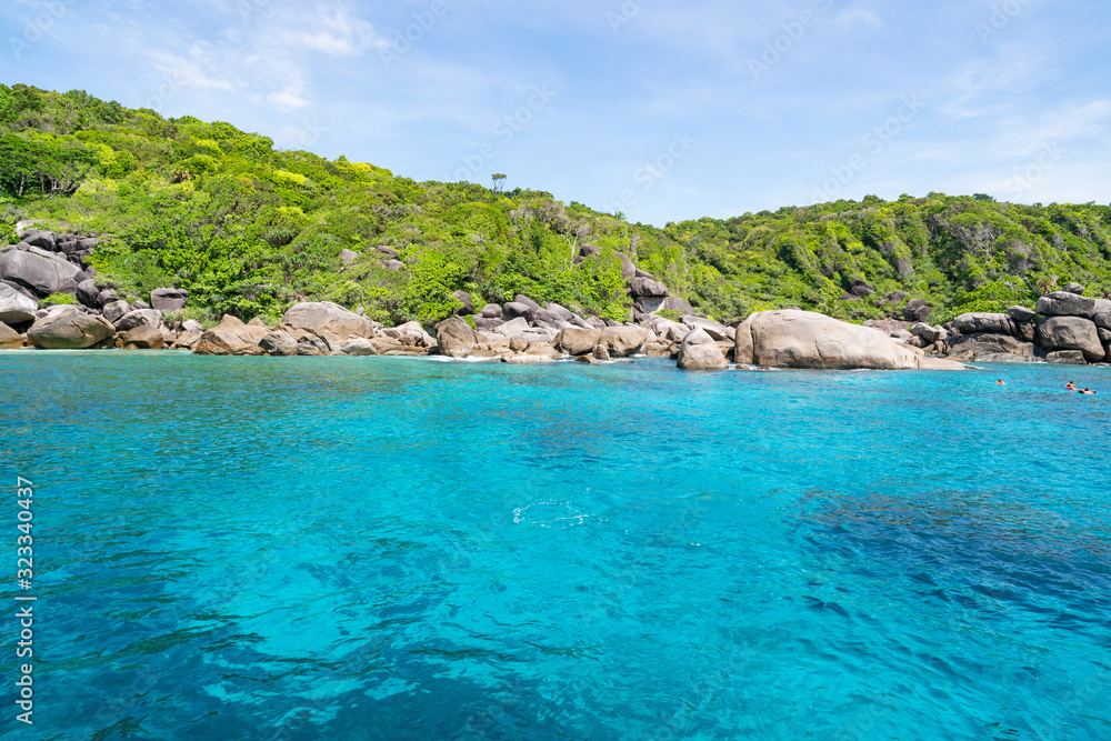 美丽的热带岛屿，夏季有海水表面。