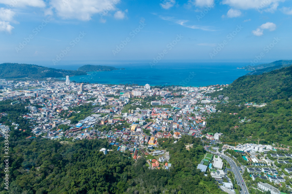 泰国普吉岛巴东市无人机鸟瞰的景观自然景观。