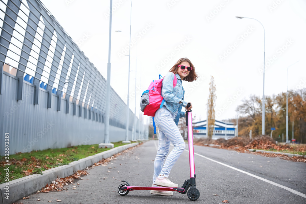 青少年女孩在户外骑脚踏滑板车