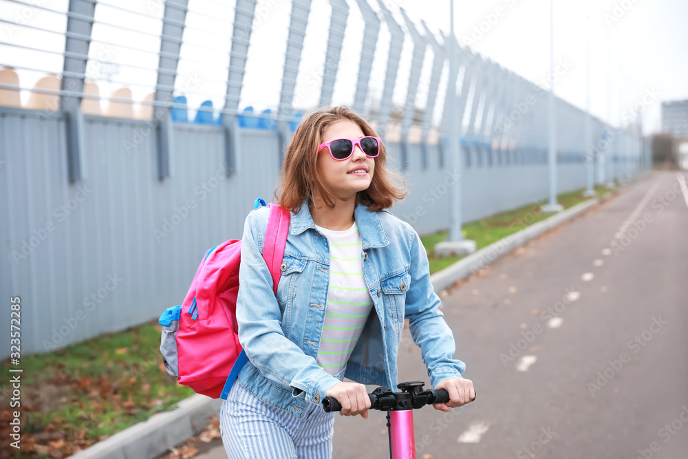 青少年女孩在户外骑脚踏滑板车