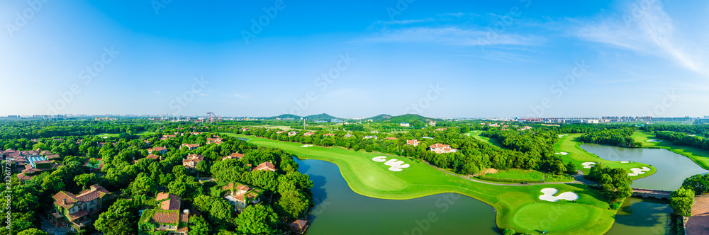 上海美丽的绿色高尔夫球场鸟瞰图，全景。