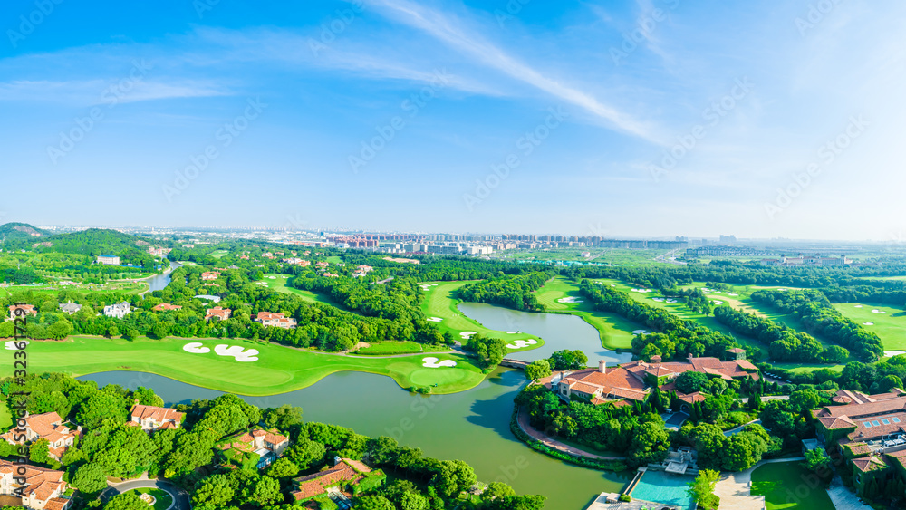 上海美丽的绿色高尔夫球场鸟瞰图，全景。