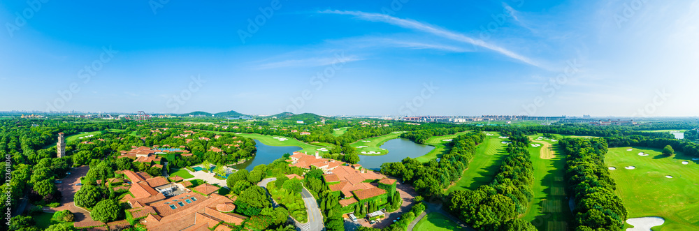 上海美丽的绿色高尔夫球场鸟瞰图，全景。