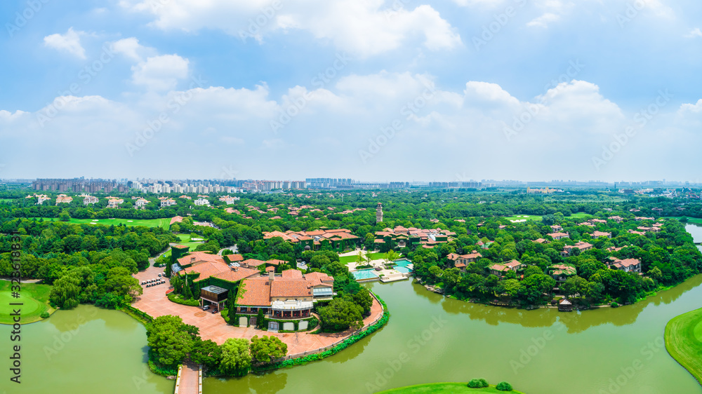 上海美丽的绿色高尔夫球场鸟瞰图，全景。