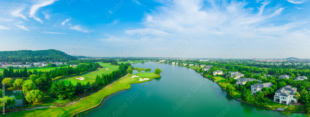 上海美丽的绿色高尔夫球场鸟瞰图，全景。