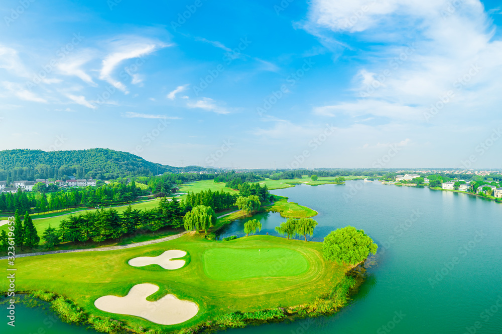 上海美丽的绿色高尔夫球场鸟瞰图，全景。