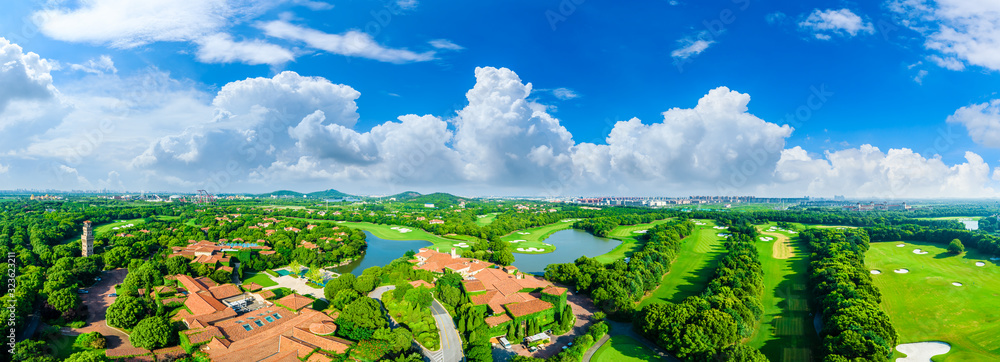 上海美丽的绿色高尔夫球场鸟瞰图，全景。