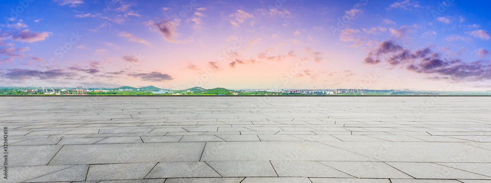 上海日落时宽阔的广场和城市郊区的天际线，全景。