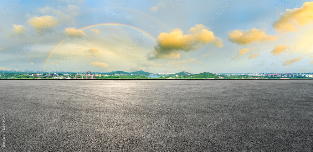 上海彩虹日，宽阔的赛道和城市郊区的天际线，全景。