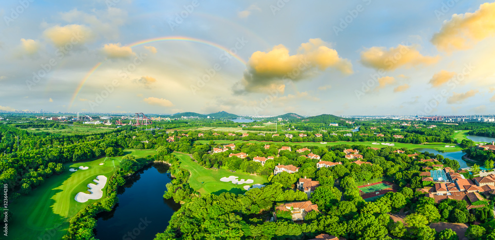 上海美丽的绿色高尔夫球场鸟瞰图，全景。