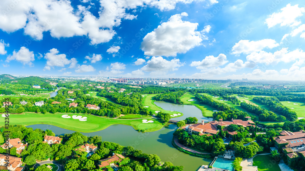 上海美丽的绿色高尔夫球场鸟瞰图，全景。