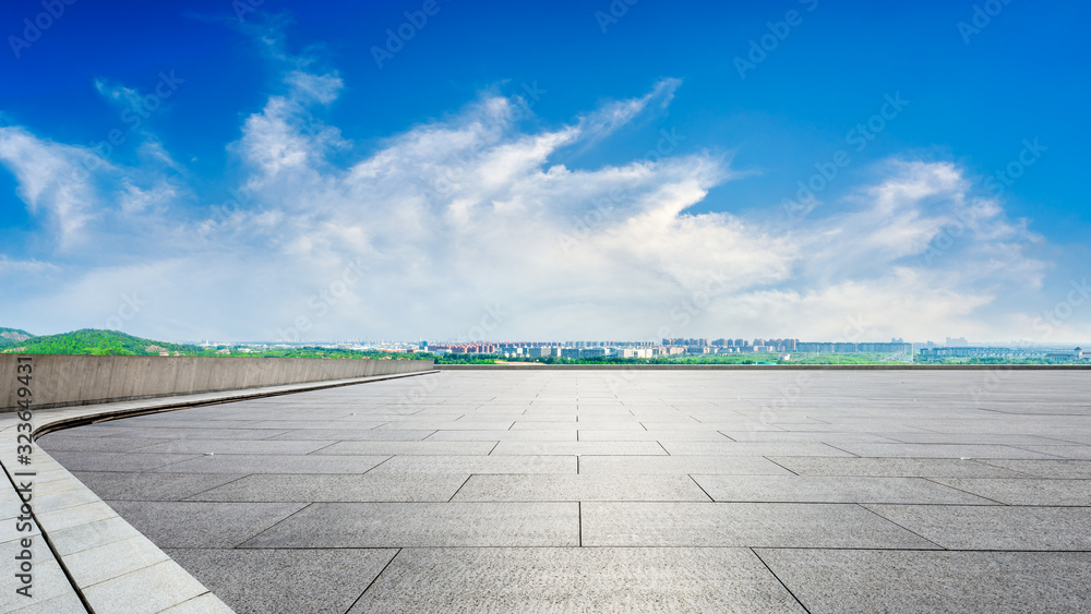 上海阳光明媚的日子里，宽阔的广场和城市郊区的天际线，全景。