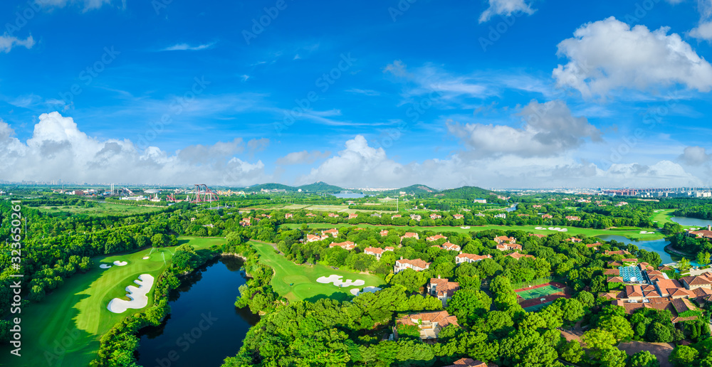 上海美丽的绿色高尔夫球场鸟瞰图，全景。