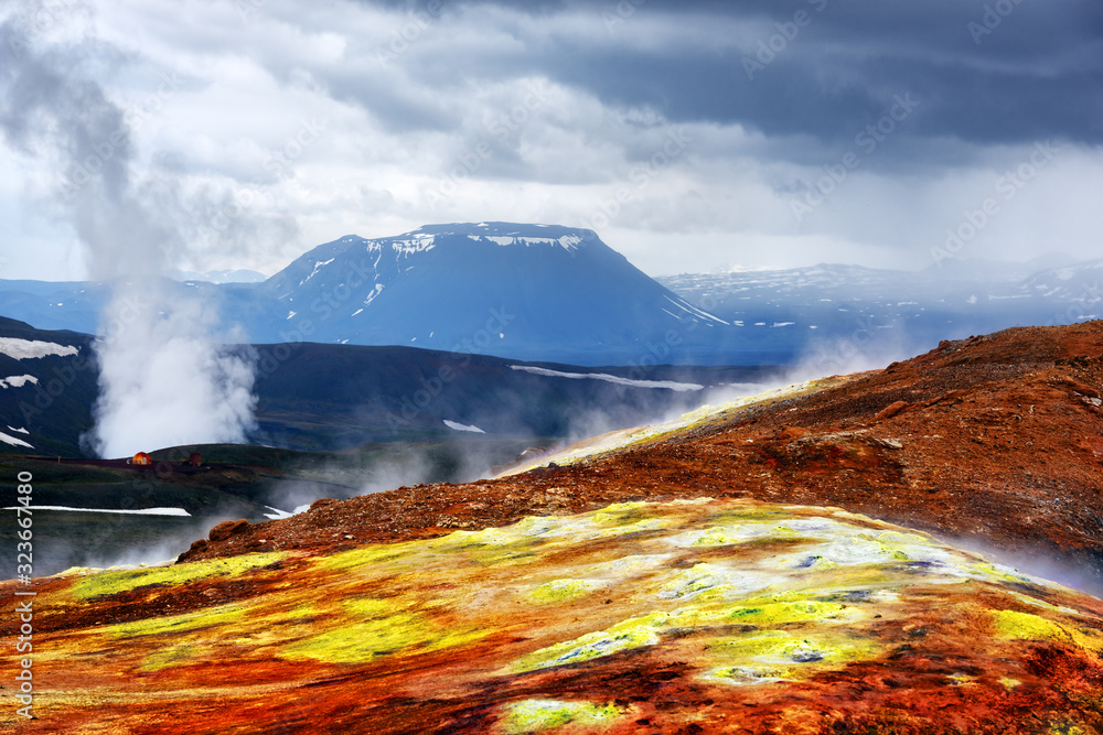 欧洲冰岛克拉弗拉火山附近Leirhnjukur地热谷的烟熏熔岩田。Landsc