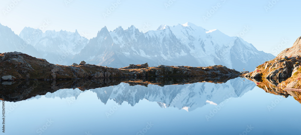 Chesery湖（Lac De Cheserys）和白雪皑皑的Monte Bianco山脉的如画全景