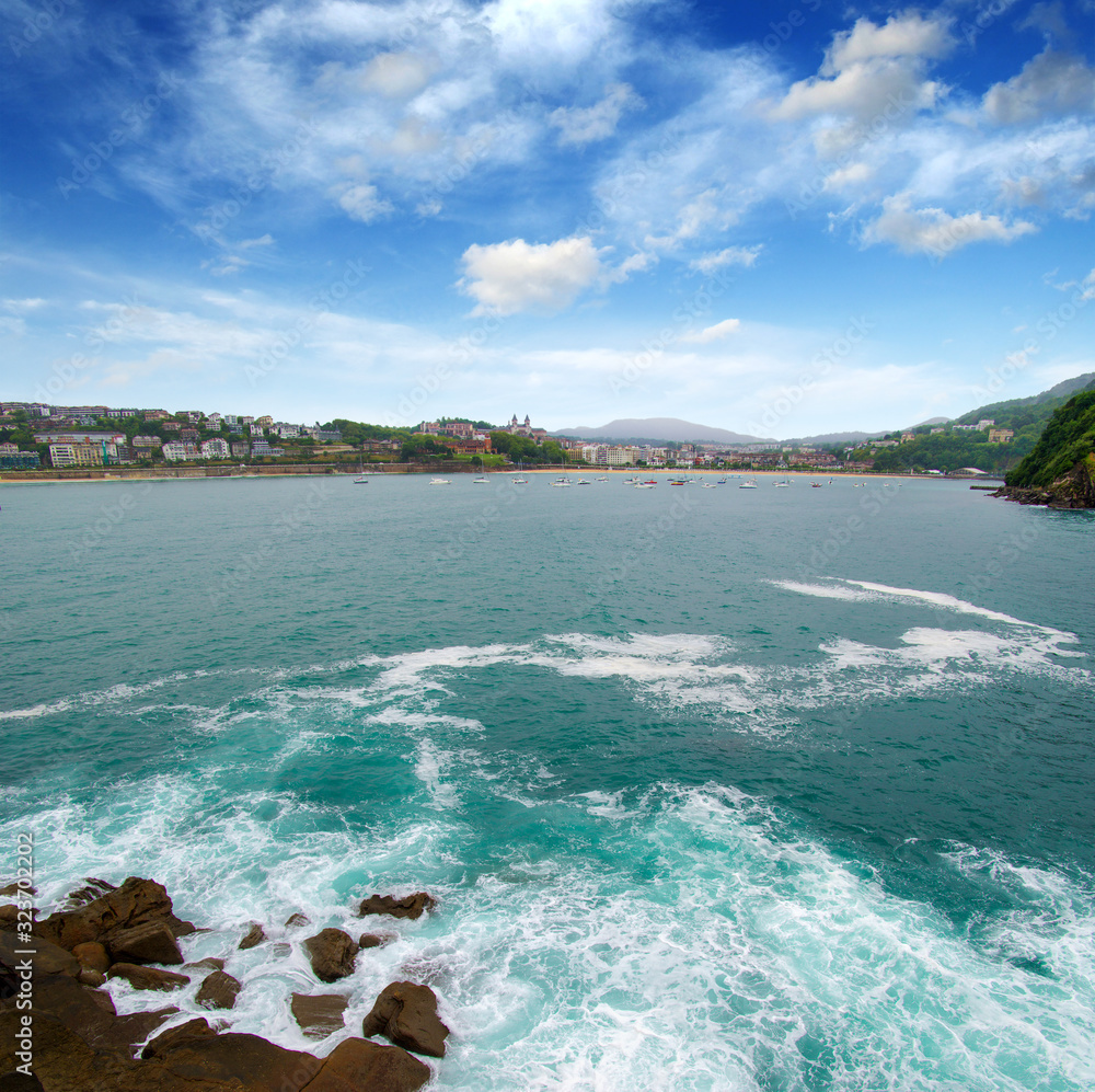 海浪冲击海湾岩石