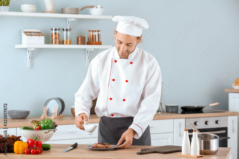 男厨师在厨房做饭